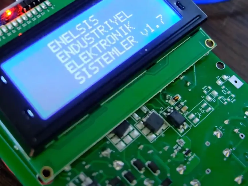 Enelsis Steuerplatine mit LCD-Anzeige